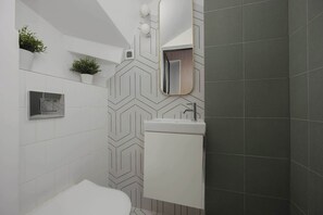 淋浴设施、吹风机、毛巾