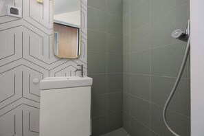 Shower, hair dryer, towels, shampoo
