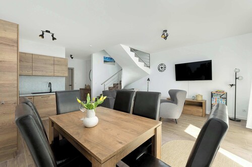 Spacious Apartment | 4 Bedrooms, Garden and Parking