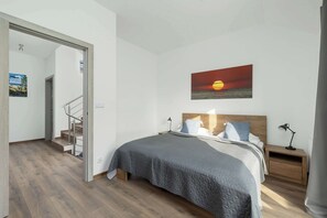 4 habitaciones, tabla de planchar con plancha, cuna de viaje y wifi 