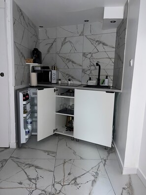 Frigorifero, microonde, piano cottura, macchina per tè/caffè