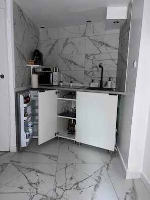Fridge, microwave, stovetop, coffee/tea maker