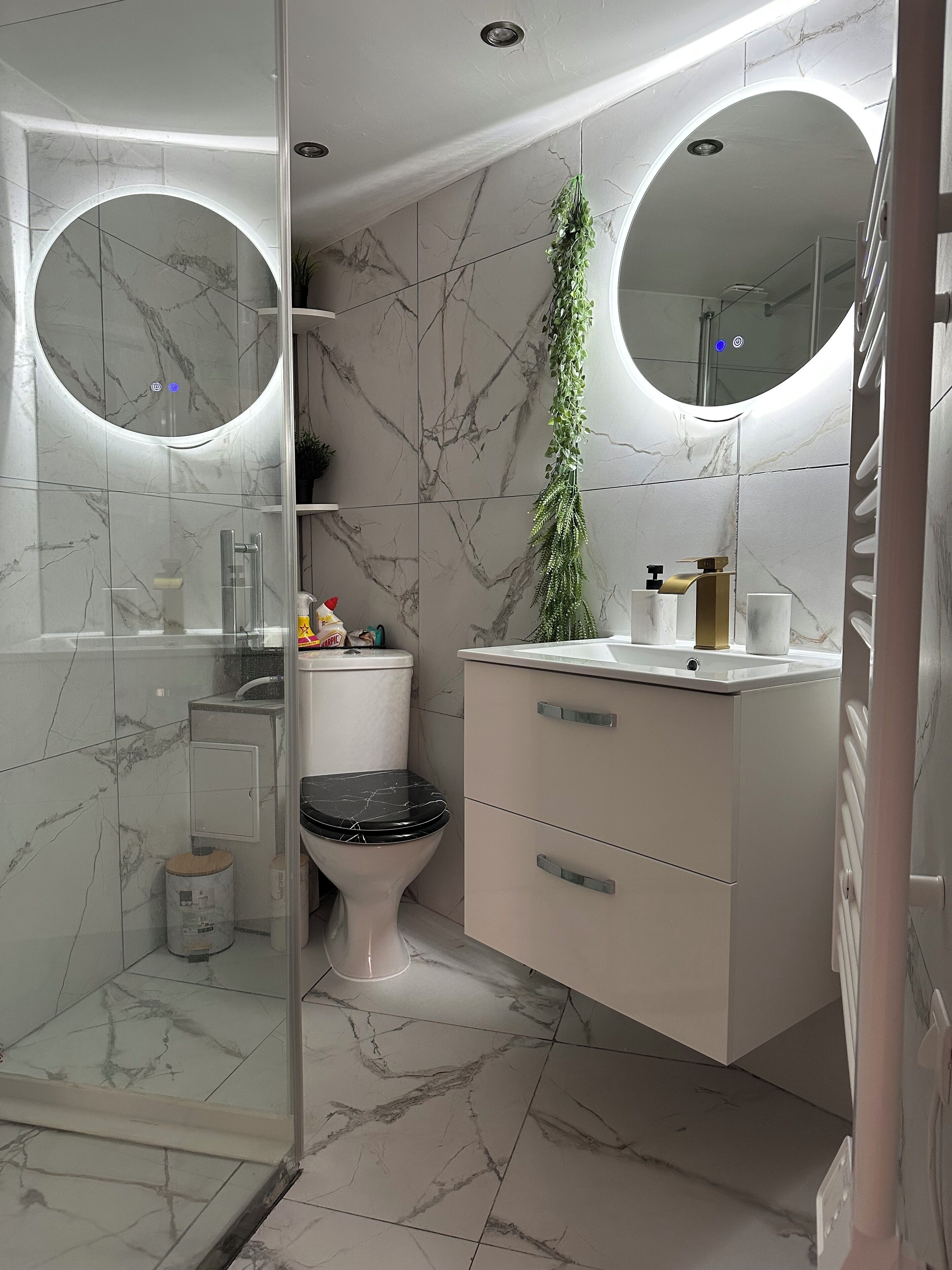 Suihku, hiustenkuivaaja, pyyhkeet, saippua