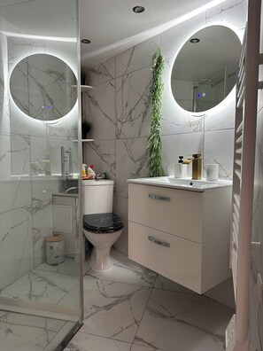 Shower, hair dryer, towels, soap - Love Room (As_DreamsLove) (Alès)