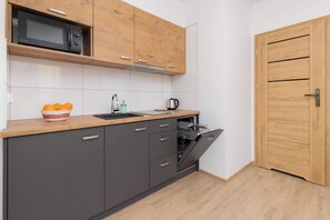 Réfrigérateur, micro-ondes, plaque de cuisson, lave-vaisselle