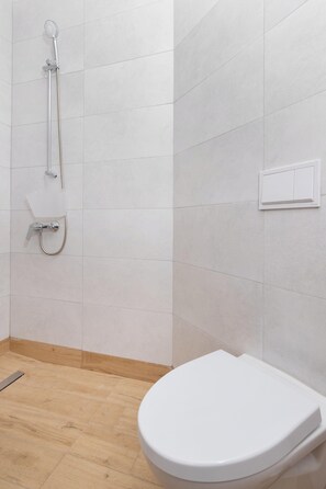 Dusche, Haartrockner, Handtücher, Shampoo