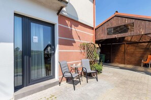 Outdoor dining - Stylish Studio with Terrace | 5 min to the Beach, Parking (Chłapowo)
