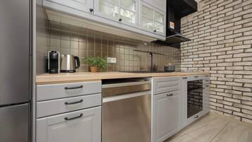 Fridge, oven, stovetop, dishwasher