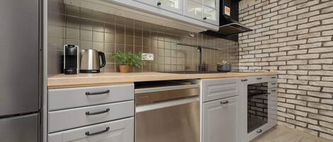 Fridge, oven, stovetop, dishwasher