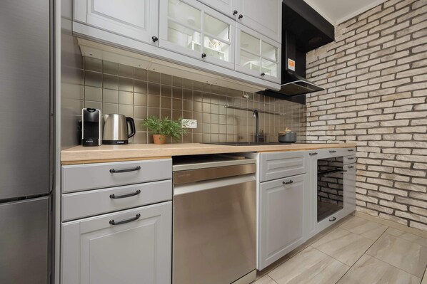 Fridge, oven, stovetop, dishwasher