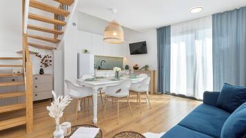 Een televisie en een kantoor