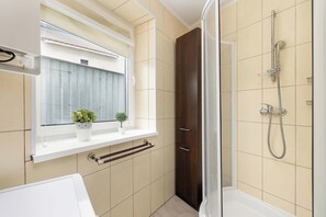 Dusche, Haartrockner, Handtücher, Shampoo