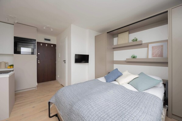 Desk, iron/ironing board, WiFi, bed sheets