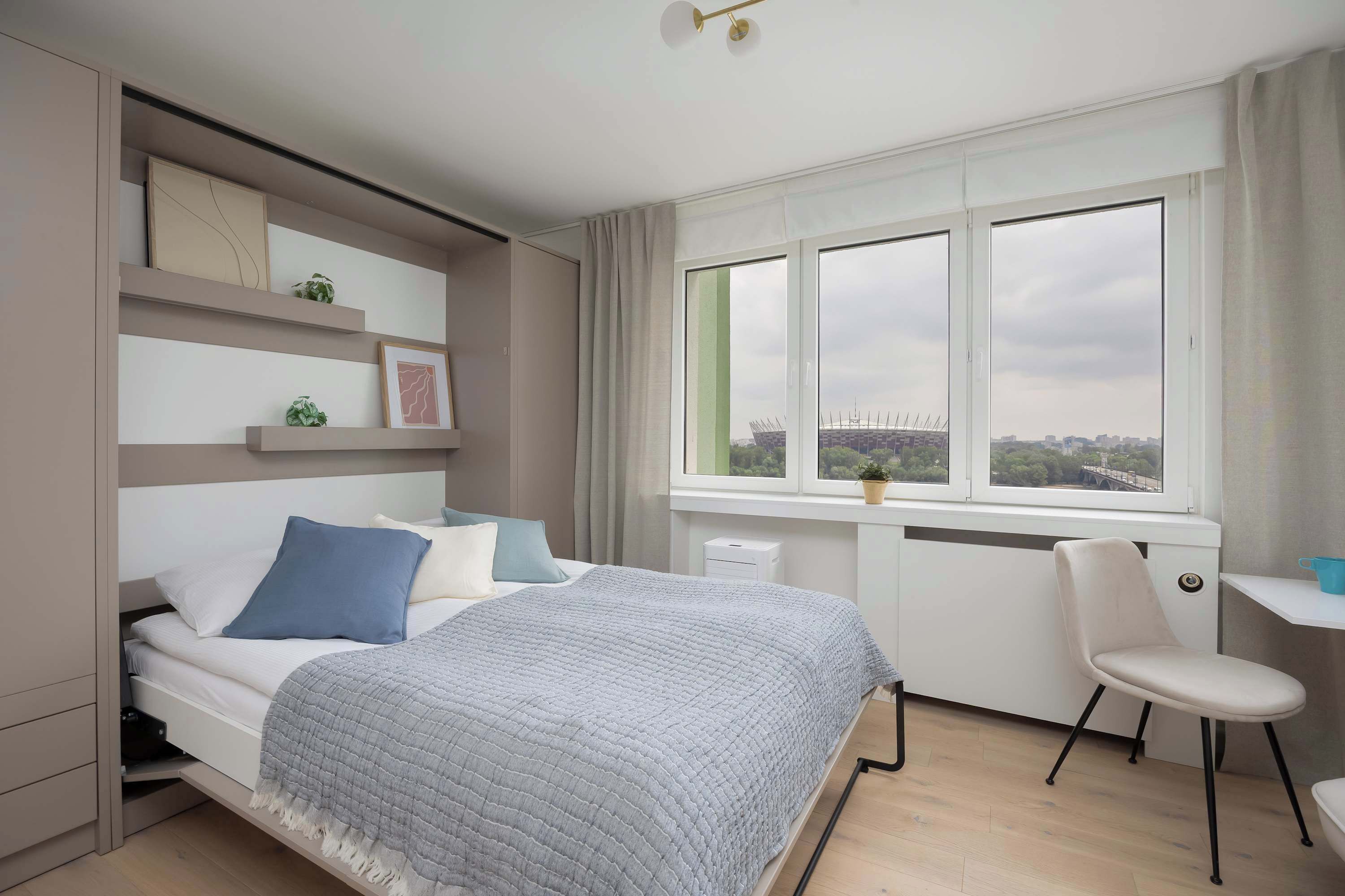 Skrivebord, strykejern/-brett, reiseseng for barn og wi-fi