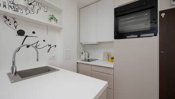 Coffee/tea maker, fridge, oven, stovetop