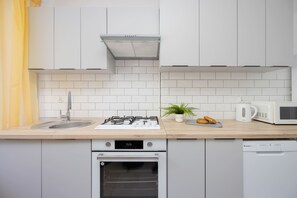 Køleskab, mikrobølgeovn, ovn, kogeplade