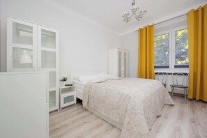 2 slaapkamers, een strijkplank/strijkijzer, reisbedje, wifi