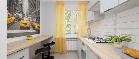 Réfrigérateur, micro-ondes, four, plaque de cuisson