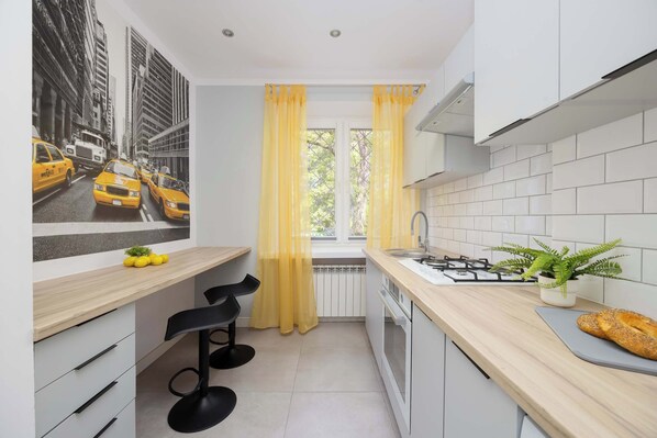 ثلاجة، ميكروويف، فرن، موقد طهي مسطح