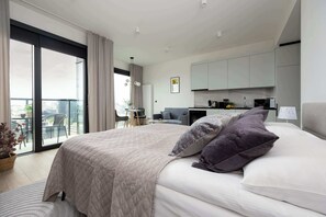 Iron/ironing board, travel crib, WiFi, bed sheets