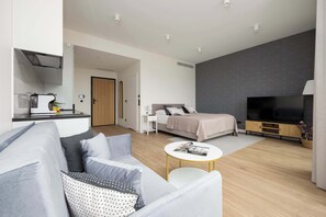 Iron/ironing board, travel crib, WiFi, bed sheets