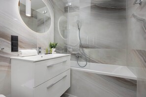 Shower, hair dryer, towels, shampoo