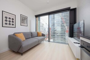 Una televisión, una oficina