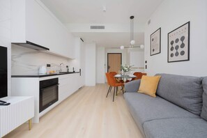 Una televisión, una oficina