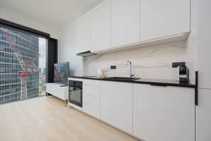 Kylskåp, ugn, diskmaskin och kaffe- och tebryggare
