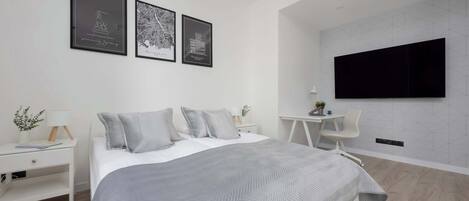 1 dormitori, escriptori i planxa i posts de planxar