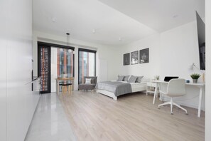 1 室のベッドルーム、デスク、アイロン / アイロン台、旅行用ベビーベッド