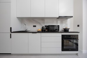 Frigorífico, microondas, horno y placa de cocina