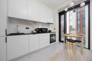 Frigorífico, microondas, horno y placa de cocina