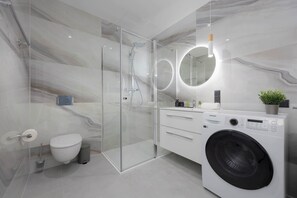 シャワー、ヘアドライヤー、タオル