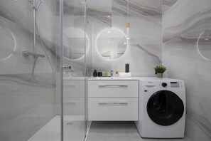 Shower, hair dryer, towels, shampoo - Modern Studio with Workspace | Parking and Air Conditioning (Warszawa)