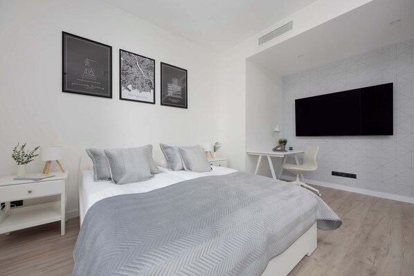 1 室のベッドルーム、デスク、アイロン / アイロン台、旅行用ベビーベッド