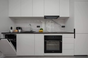 Frigorífico, horno, placa de cocina y lavavajillas