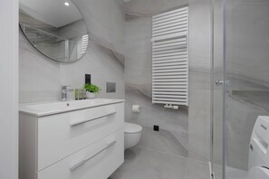 Douche, sèche-cheveux, serviettes fournies, shampoing