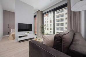 Una televisión, una oficina