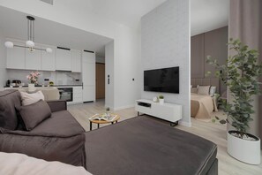 Escritorio, tabla de planchar con plancha, cuna de viaje y wifi