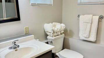 Regadera, secadora de cabello, toallas, jabón