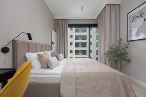 1 dormitorio, escritorio, tabla de planchar con plancha y cuna de viaje