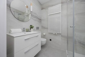 Shower, hair dryer, towels, shampoo