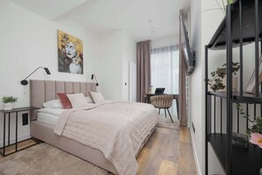 1 chambre, bureau, fer et planche à repasser, lit parapluie