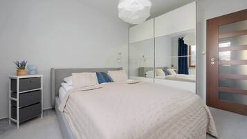 2 sovrum, skrivbord, strykjärn/strykbräda och resesäng