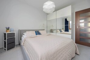 2 Schlafzimmer, Schreibtisch, Bügeleisen/Bügelbrett, Reisekinderbett