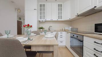 Kühlschrank, Mikrowelle, Ofen, Herdplatte