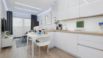 Fridge, microwave, stovetop, dishwasher