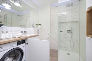 Shower, hair dryer, towels, shampoo