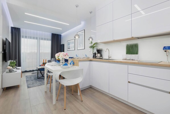 Fridge, microwave, stovetop, dishwasher